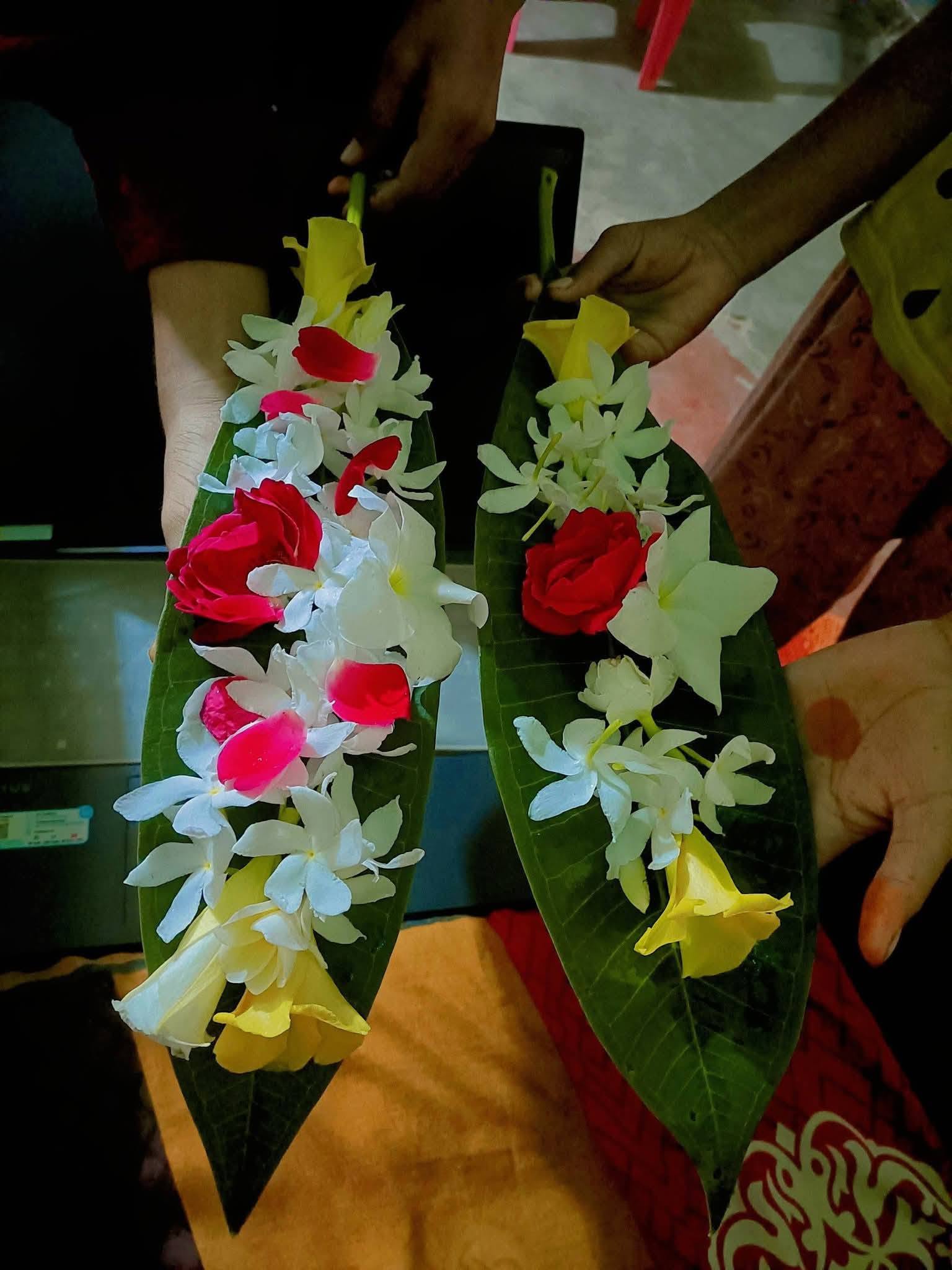 अयोध्या में बच्चो ने अपने हाथों से बना हुआ अनमोल तोहफा भेंट किया।