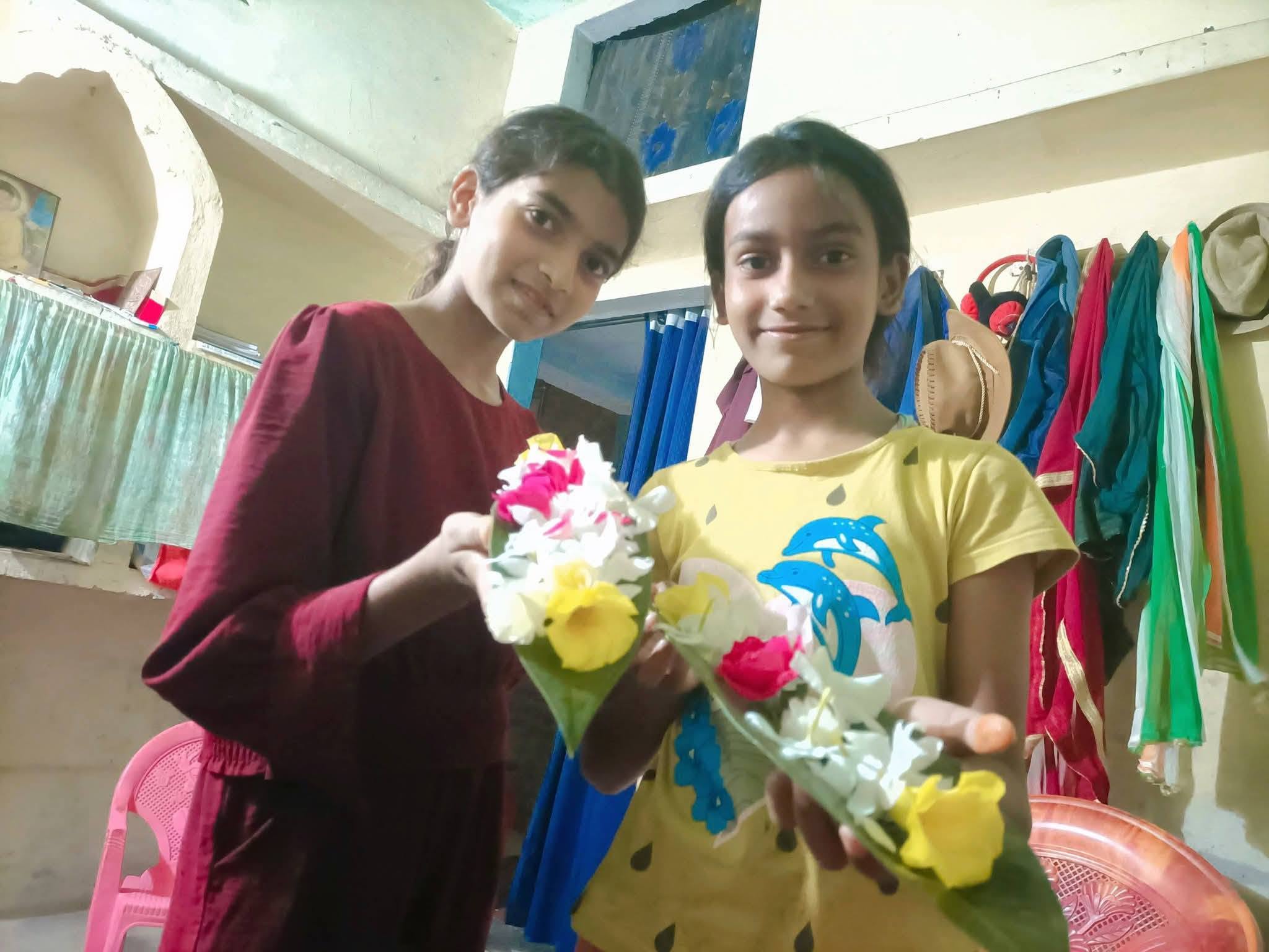 अयोध्या में बच्चो ने अपने हाथों से बना हुआ अनमोल तोहफा भेंट किया। — 2