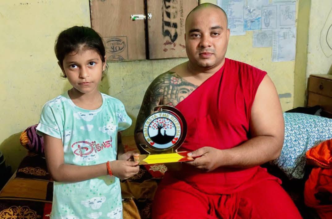 अयोध्या में बच्चो ने अपने हाथों से बना हुआ अनमोल तोहफा भेंट किया। — 3